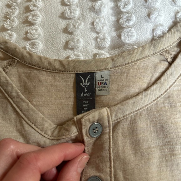 Ibex Men’s Merino Wool Henley Tshirt. Large, Buff/tan Heather - Picture 4 of 8